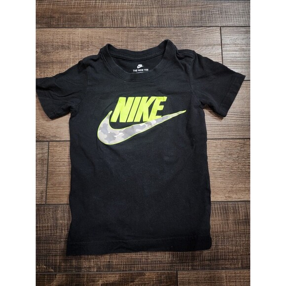 Nike  Boys T Shirt Short Sleeve Size 4 XS Black, Neon Green  Camo Logo Crew Neck - Picture 1 of 4